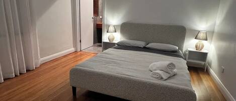 1 Schlafzimmer, Schreibtisch, Bettwäsche