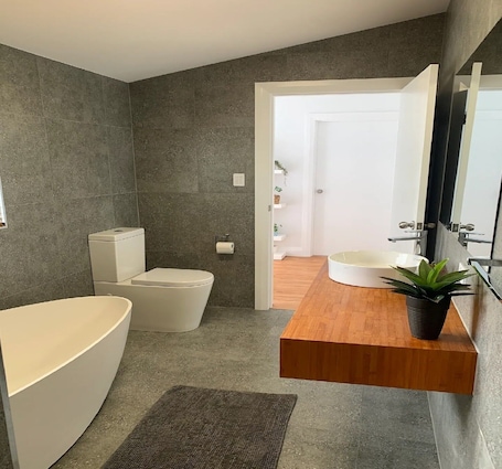Shower, hair dryer, towels, soap. Ocean Eyre a Modern 3 Bedroom House in Cowell