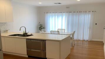 Geladeira, micro-ondas, fogão, cooktop