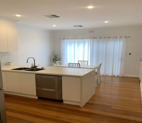 Ocean Eyre a Modern 3 Bedroom House in Cowell