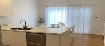 Ocean Eyre a Modern 3 Bedroom House in Cowell