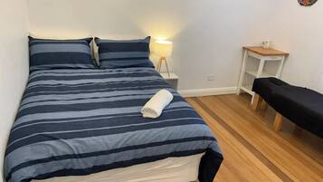 3 bedrooms, desk, iron/ironing board, bed sheets