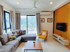 Suite superior, 3 habitaciones, balcón, vistas a la laguna | Zona de estar | Una televisión de pantalla plana, Netflix, servicios de streaming