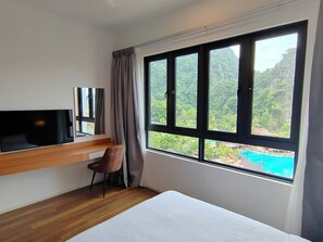 Suite superior, 3 habitaciones, balcón, vistas a la laguna | Tabla de planchar con plancha y wifi gratis