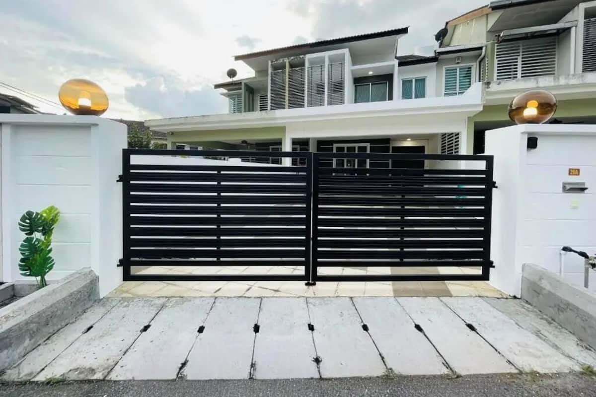 Grand House, 4 Bedrooms, Balcony | 3 bedrooms, iron/ironing board, free WiFi