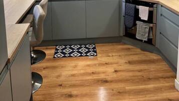 Een koelkast, een magnetron, een oven, een vaatwasser