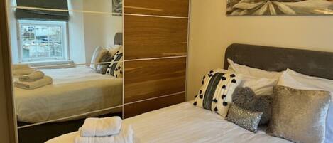 1 dormitorio, escritorio, tabla de planchar con plancha y wifi gratis