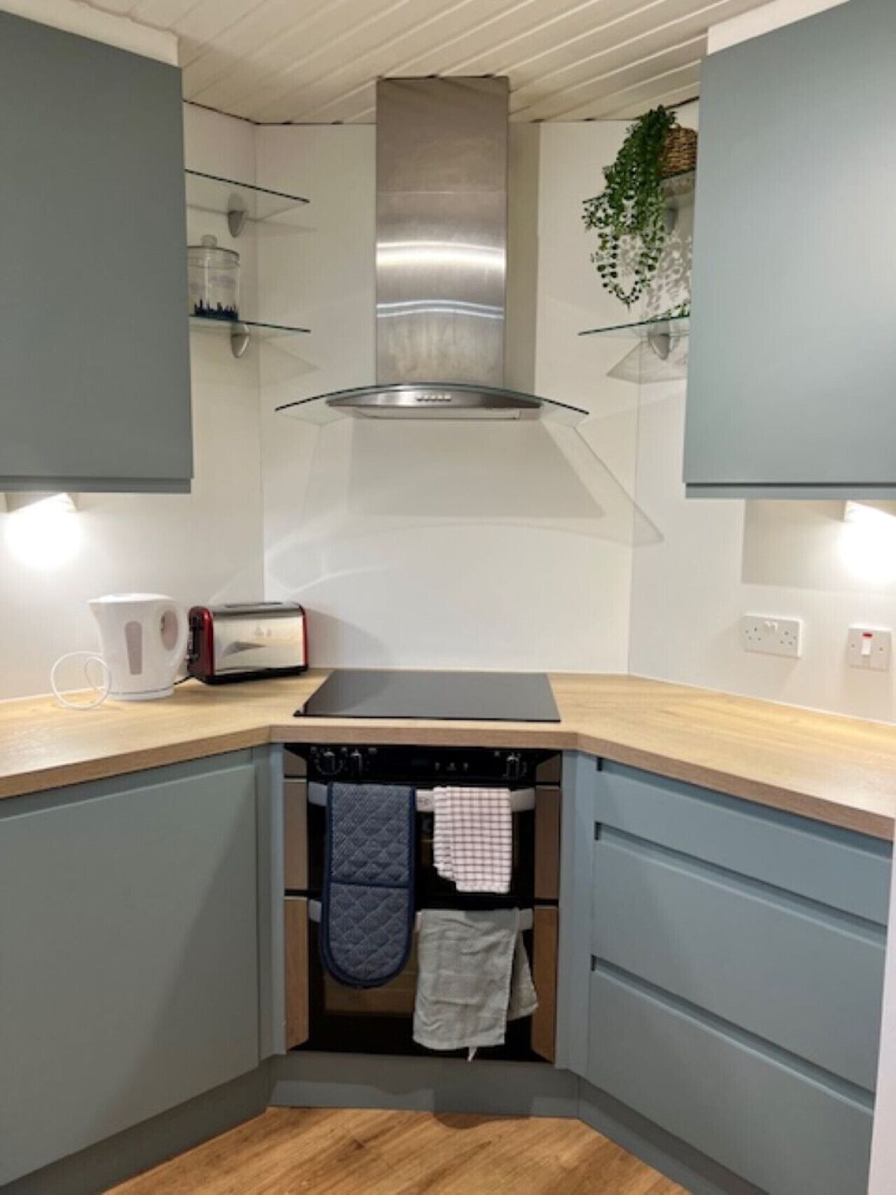 Een koelkast, een microgolfoven, een oven, een vaatwasser