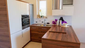 Ferienhaus (Charming Three Bedroom House Turanj) | Eigene Küche | Kühlschrank