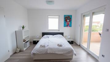 Ferienhaus (Charming Three Bedroom House Turanj) | 3 Schlafzimmer, kostenloses WLAN