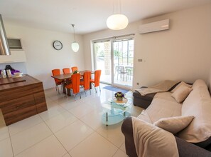 House (Charming Three Bedroom House Turanj) | Living room | 32-inch flat-screen TV with cable channels, stereo - Charming Three Bedroom House Turanj (Sveti Filip i Jakov)