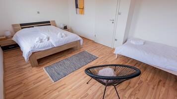 Ferienhaus (Charming Three Bedroom House Turanj) | 3 Schlafzimmer, kostenloses WLAN