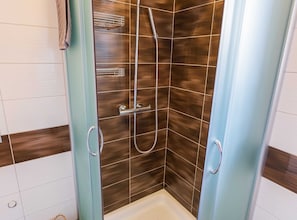 House (Charming Three Bedroom House Turanj) | Bathroom | Shower, towels