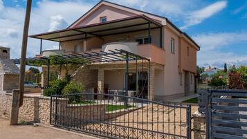 Ferienhaus (Charming Three Bedroom House Turanj) | Außenbereich