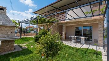 Ferienhaus (Charming Three Bedroom House Turanj) | Außenbereich