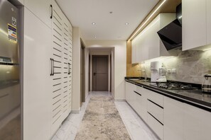 Kylskåp, mikrovågsugn, ugn och spishäll