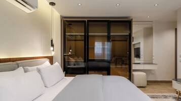 4 bedrooms, desk, iron/ironing board, WiFi