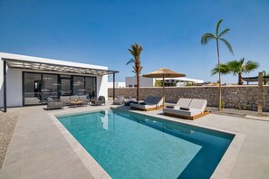 A modern pool area with lounge chairs and a covered seating area. - Villa 13 Zendo in Kolympia (Rhodes)