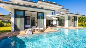 A modern house with a swimming pool, large glass windows, and outdoor furniture. - Villa White Cloud in Dalyan (Ortaca)