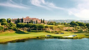 A large, luxurious house with a golf course and a pond in the foreground. - Villa Monte Rei 7 in Vila Nova de Cacela (Vila Real Santo Antonio)
