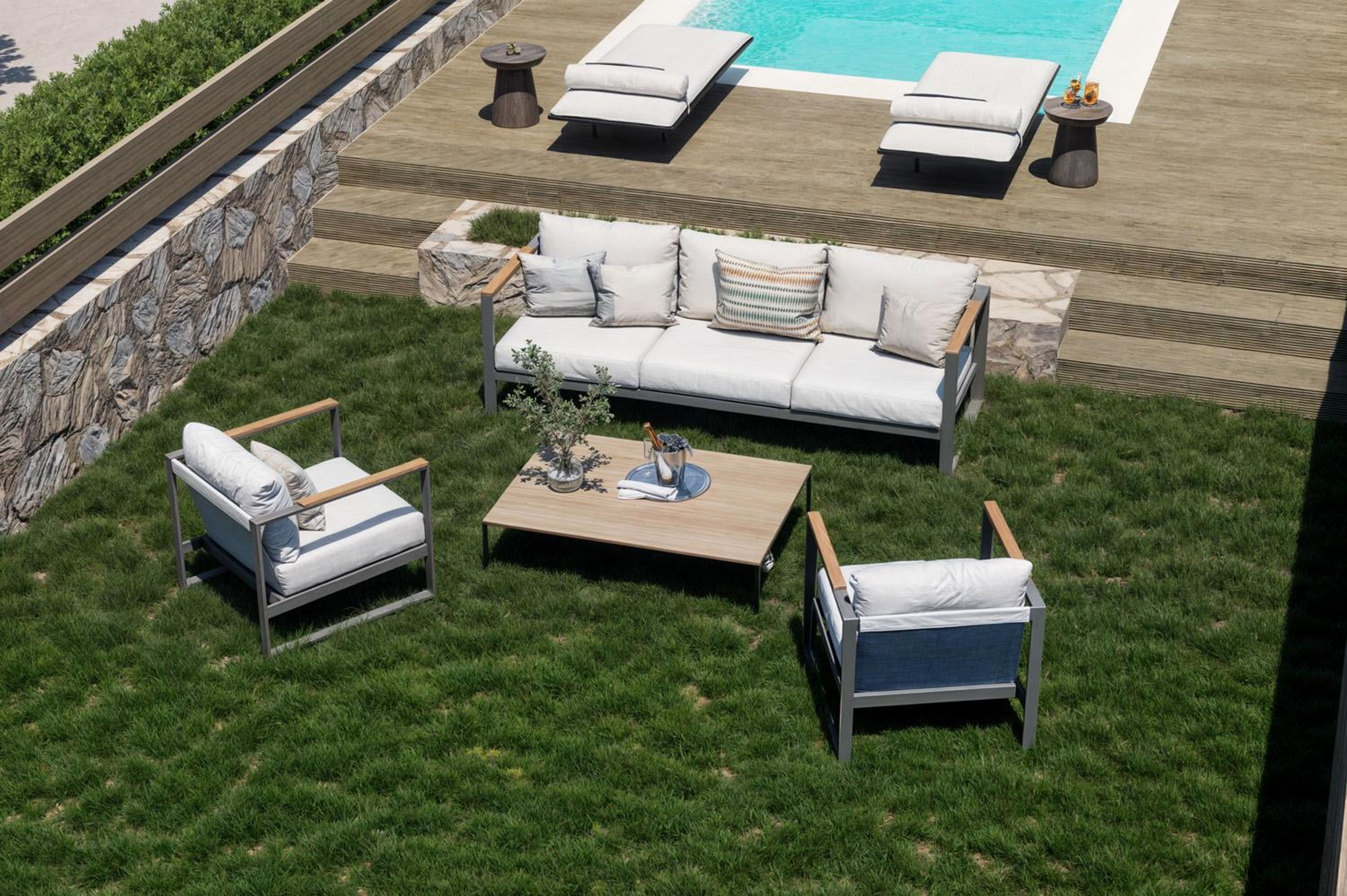 Un área de patio exterior con piscina, un conjunto de sofás y una mesa de comedor.