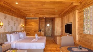 Duplex família, vista para a colina | Cofres nos quartos, escrivaninha, cortinas blackout