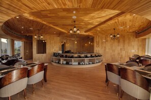 Free daily buffet breakfast  - Royalpine Rosastays Kasauli (Kasauli)