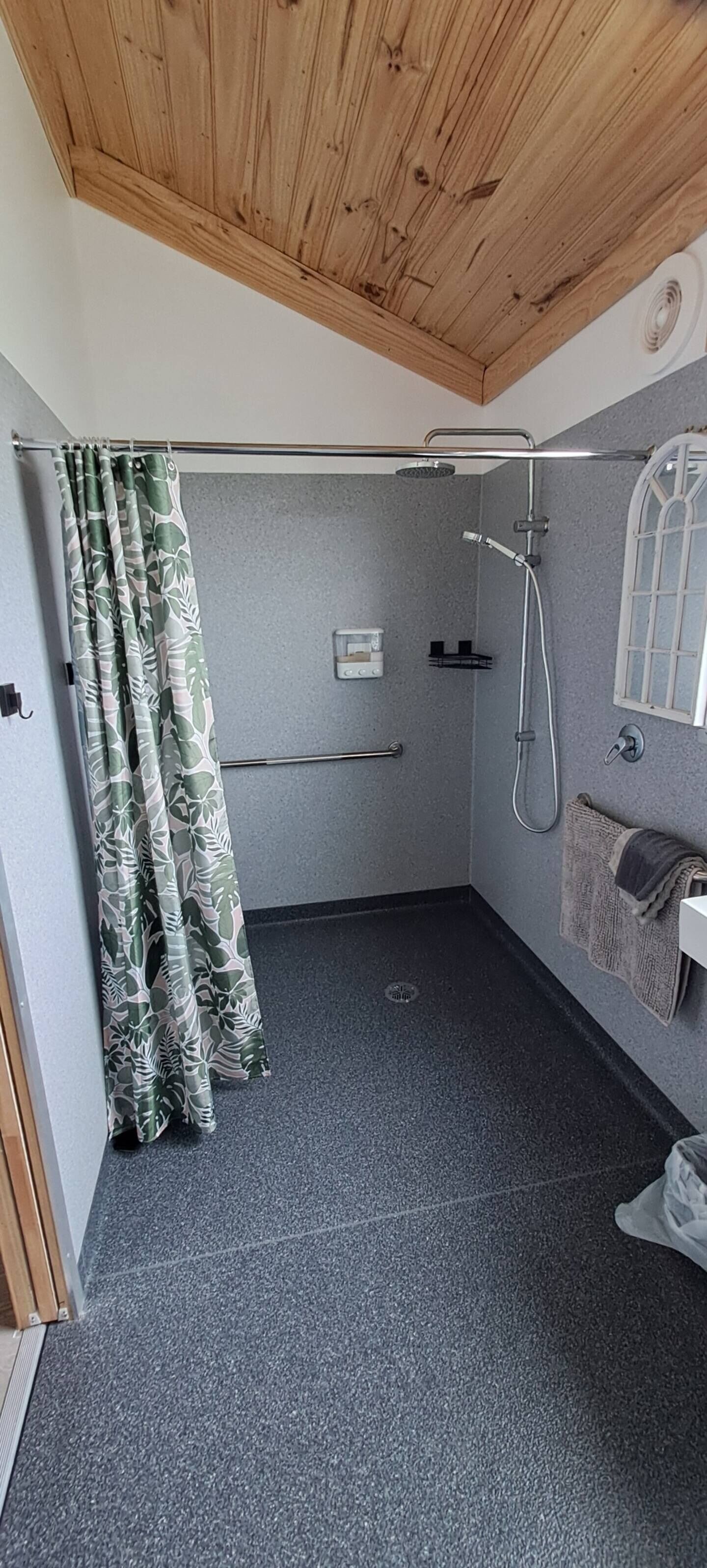 Towels, soap, shampoo, toilet paper