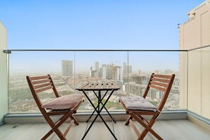 Property grounds - Chic JVC Studio in Dubai | Pool, Gym, Free Parking, City Views & Prime Location (JVC)