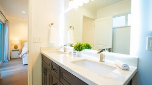 Regadera, secadora de cabello, bidet, toallas