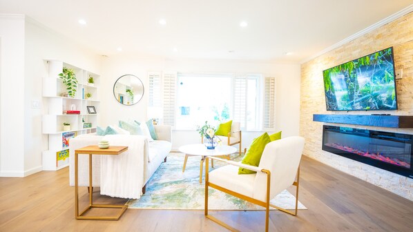 Smart TV, chimenea y libros 