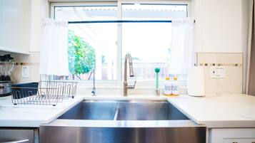 Køleskab, mikrobølgeovn, ovn, kogeplade