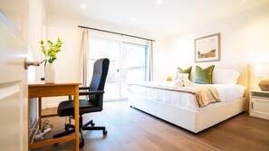 4 habitaciones, escritorio, tabla de planchar con plancha y wifi