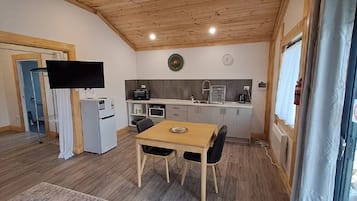 Een koelkast, een magnetron, een oven, een waterkoker
