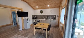 Een koelkast, een microgolfoven, een oven, een waterkoker