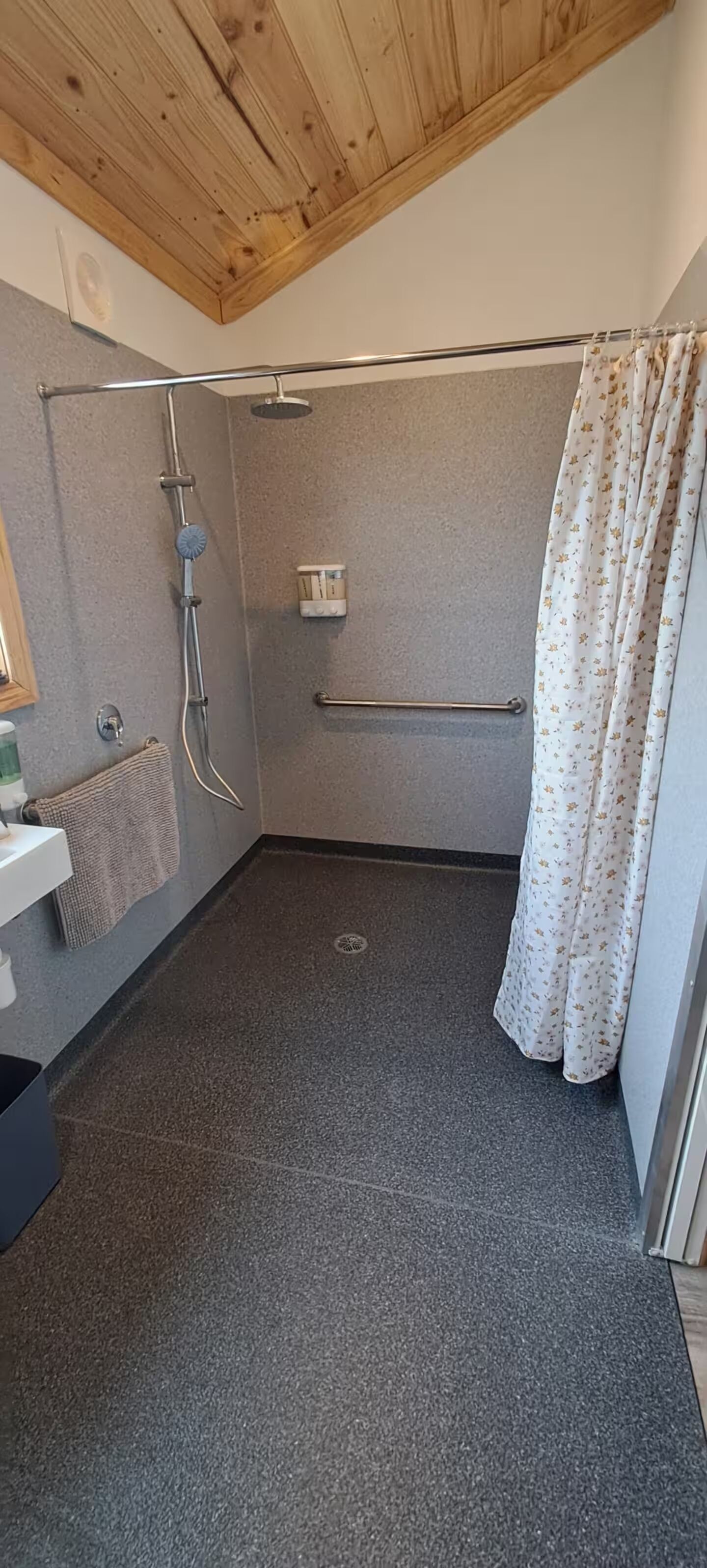 Regadera, amenidades de baño ecológicas, toallas, jabón 