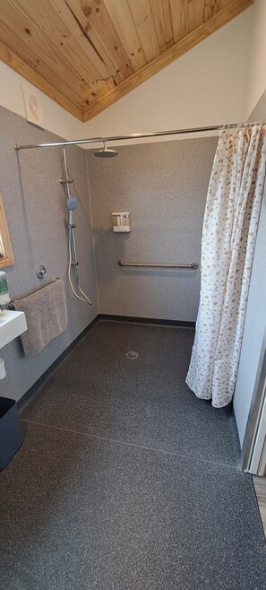 Een douche,  milieuvriendelijk toiletgerief, handdoeken, zeep