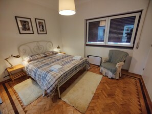 3 habitaciones, tabla de planchar con plancha, wifi y ropa de cama 