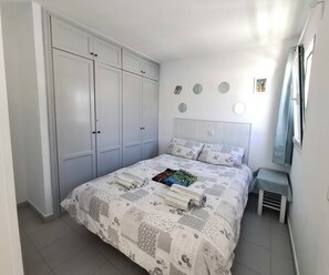 1 habitación, tabla de planchar con plancha, wifi y ropa de cama