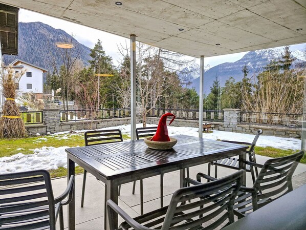 Outdoor dining - Cosy apartment for 5 guests with WIFI, TV, terrace and pets allowed (Karrösten)