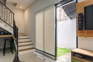 Villa – standard | Oppholdsområde | LED-TV