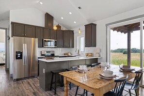 Fridge, microwave, oven, stovetop - Modern Farmhouse Retreat in Teton Valley, near Grand Targhee (Driggs)