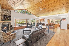 Télévision, cheminée, baby-foot