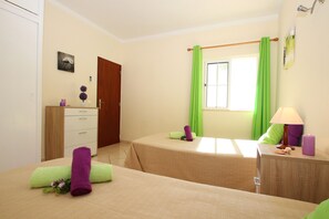 16 Schlafzimmer, Babybetten, Bettwäsche