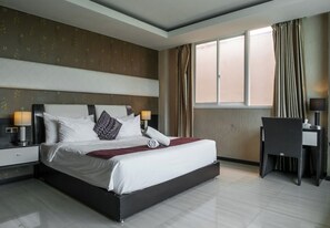 Standard Double Room, City View | Desk - Princess Keisha By SECOM (Denpasar)