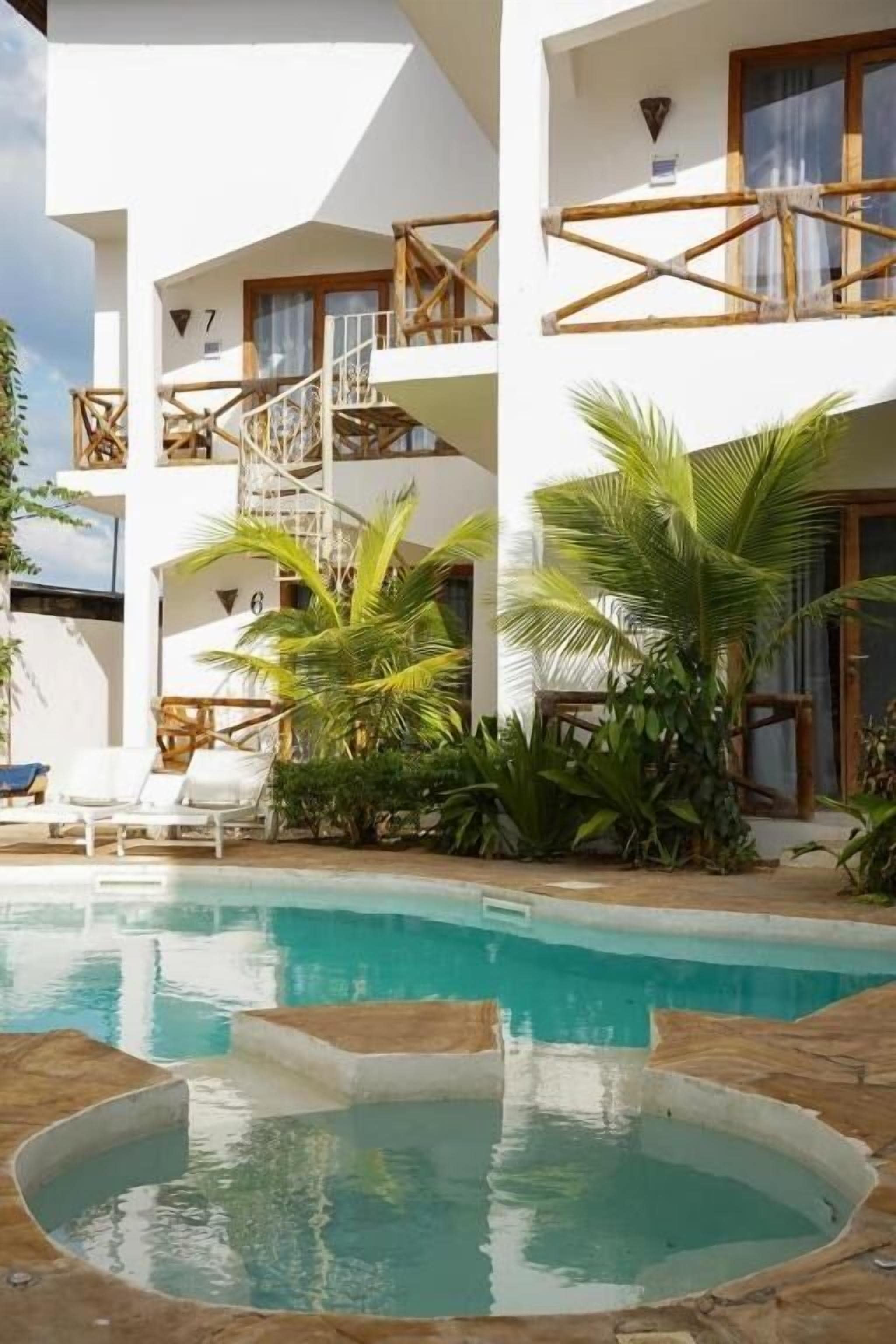 Una piscina al aire libre