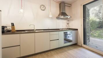 Refrigerador, placa de cocina, utensilios de cocina