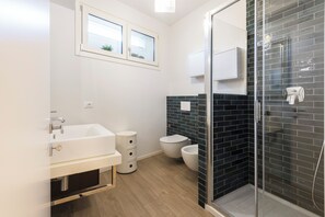 Comfort Apartment, Patio | Bathroom | Free toiletries, hair dryer, towels, toilet paper - Pindemonte Garden by MMega (Florence)
