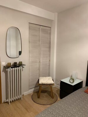 1 habitación, tabla de planchar con plancha, wifi y ropa de cama 