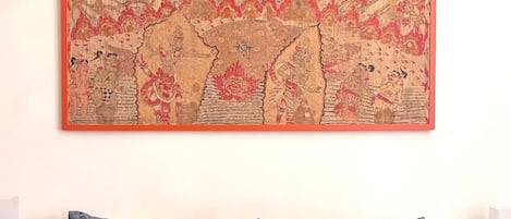 1 habitación, tabla de planchar con plancha y cuna de viaje